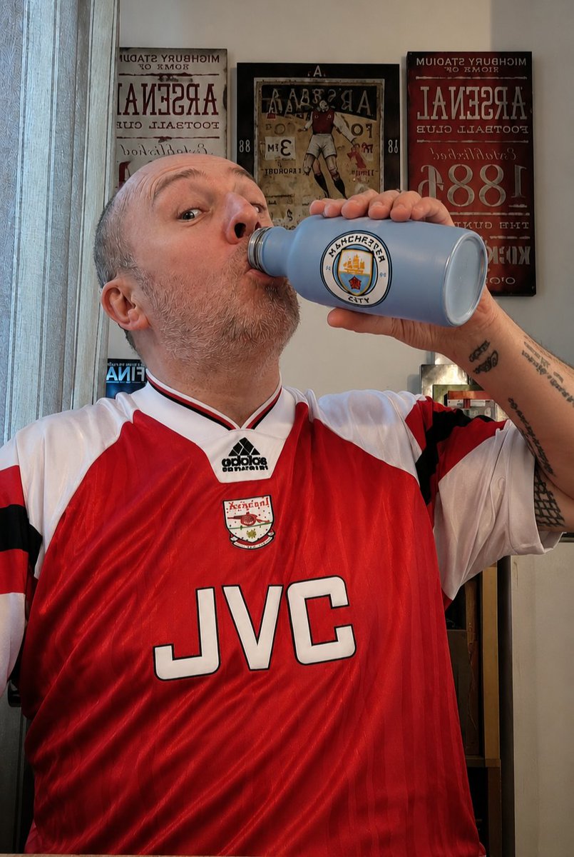 Telafc71's tweet photo. Have that you mug 😂😂❤️🤍 @ManCity @charles_watts @clivepafc @ArsenalVPodcast #arsenal #champions ❤️🤍 https://t.co/3eBvsTaSXi