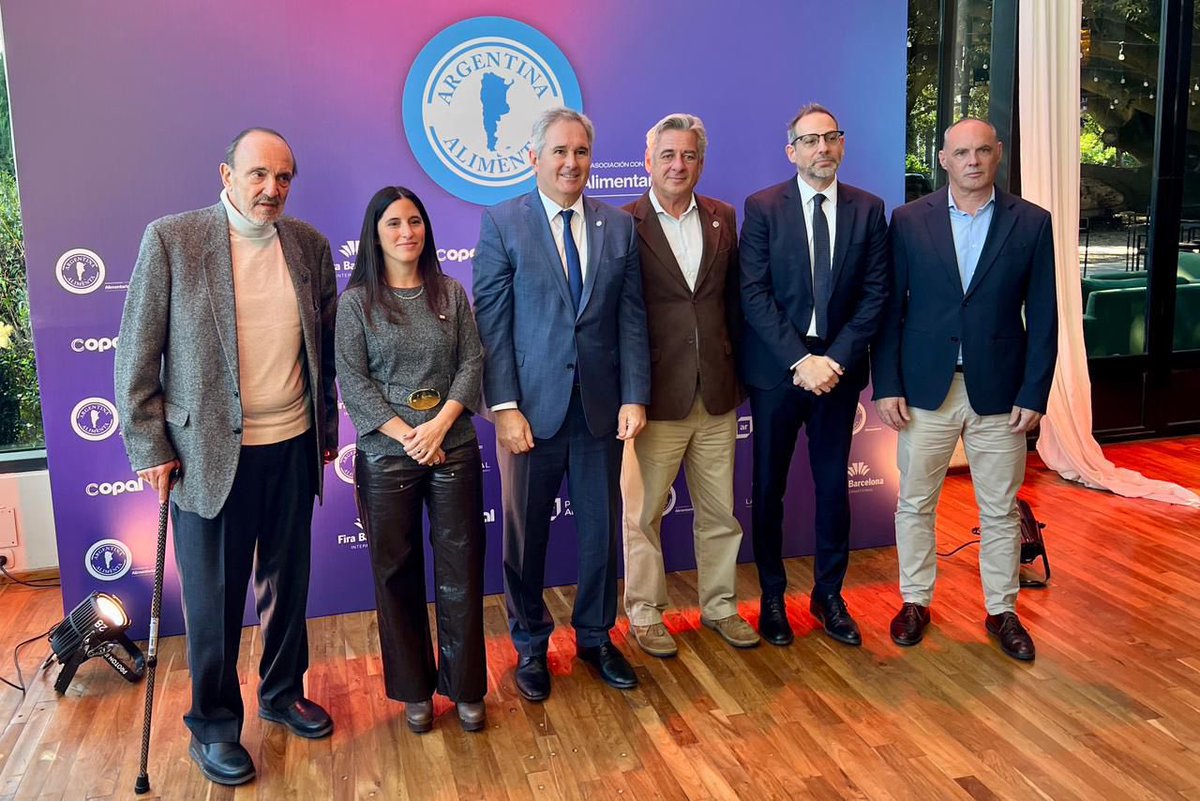 SociedadRural's tweet photo. Participamos de la presentación oficial de Argentina Alimenta, la nueva feria internacional de la industria alimentaria, agroindustrial y exportadora, que se realizará el próximo mes de noviembre.

El evento contó con la presencia del ministro de Relaciones Exteriores, Comercio Internacional y Culto de la Nación Argentina, Pablo Quirno. 
Durante el encuentro se dieron a conocer los principales lineamientos y objetivos de esta nueva exposición, concebida como un espacio estratégico para promover el desarrollo, la innovación y la proyección internacional de la industria alimentaria argentina.

Argentina Alimenta buscará consolidarse como un ámbito de articulación entre productores, empresas, exportadores, instituciones y mercados internacionales, fortaleciendo el posicionamiento de nuestro país como proveedor confiable de alimentos de calidad.

Desde la SRA destacamos la importancia de generar estos espacios de encuentro e intercambio, que potencian las oportunidades comerciales, impulsan el agregado de valor y promueven el crecimiento sostenible de toda la cadena agroindustrial.

#SRA