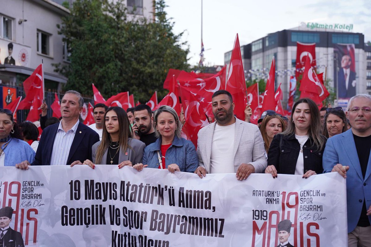 CHPTuzlaist's tweet photo. 107 yıl önce Samsun'da yakılan bağımsızlık ateşini, bugün Tuzla sokaklarında ve gençlerimizin gözlerindeki ışıkta gördük.

19 Mayıs ruhunu, Tuzla'da yankılanan marşlarımızla ve gençlerimizin bitmek bilmeyen enerjisiyle yaşadık. Gazi Mustafa Kemal Atatürk’ün bizlere emanet ettiği bu yolu, ilk günkü inanç, azim ve kararlılıkla yürümeye devam edeceğiz. Bayramımız kutlu olsun! 🇹🇷