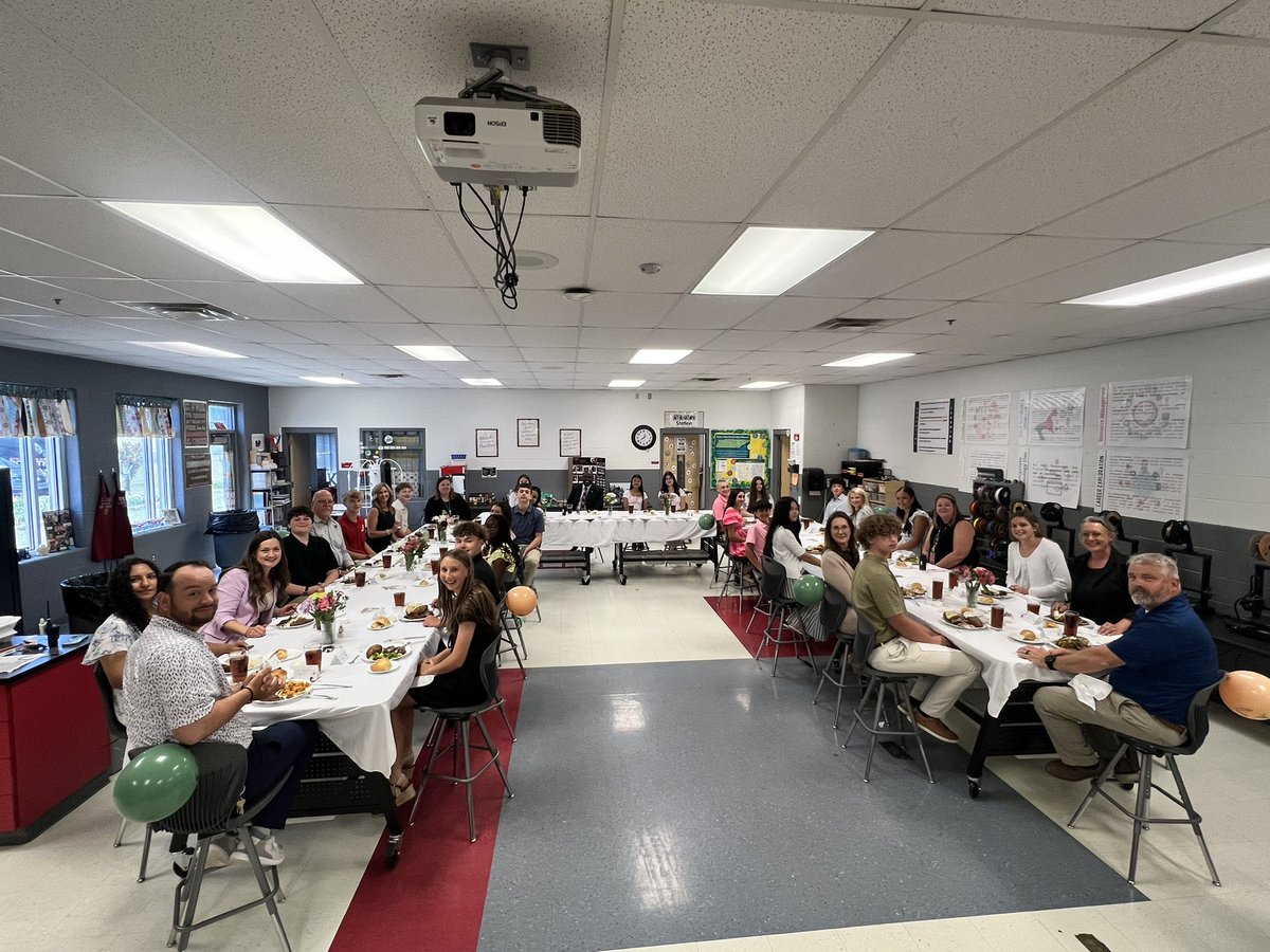 SCMSFCCLA's tweet photo. Career Studies had their business luncheon today! Thank you Legends for a wonderful chicken &amp; steak lunch! @SCMFalcons @Principal_Murry @RuCoCTE https://t.co/ru5VJQC95M