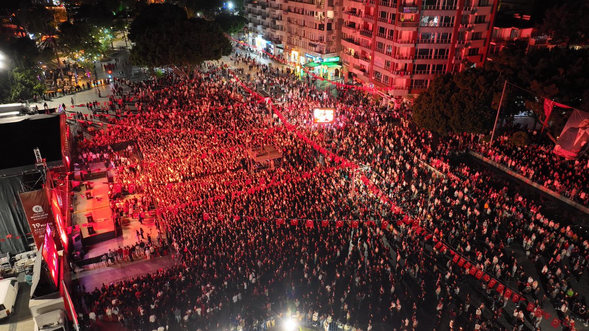 busraozdemirtr's tweet photo. Gençlerimizin cesareti bu ülkenin yarınlarıdır, hayalleri ise Cumhuriyetimizin yolunu aydınlatan en güçlü ışıktır.

19 Mayıs Atatürk’ü Anma, Gençlik ve Spor Bayramı’mızı Cumhuriyet Meydanı’nda Gazapizm (@Gazapizm) konseri eşliğinde büyük bir coşkuyla kutladık.

Gazi Mustafa Kemal Atatürk’ün 19 Mayıs 1919’da Samsun’da yaktığı bağımsızlık meşalesi, bugün gençlerimizin gözlerinde parlamaya devam ediyor.

Yaşasın 19 Mayıs!
Yaşasın Türk Gençliği! 🇹🇷