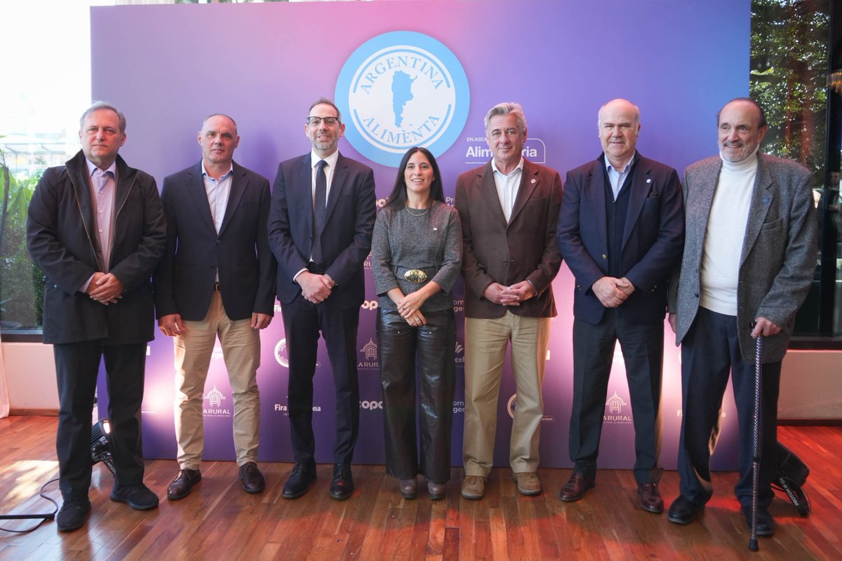 PromocionARG's tweet photo. Argentina tiene una de las industrias agroalimentarias más competitivas del mundo.
Y desde hoy, también tiene una feria internacional a la altura de ese potencial. 🇦🇷🌎

Lanzamos Argentina Alimenta 2026 junto a @Fira_Barcelona, @copal_arg  y @LaRural_BsAs: una nueva plataforma para conectar la oferta exportable argentina con compradores estratégicos de los principales mercados globales.

Desde PromArgentina organizamos la Ronda de Negocios Internacional para acercar a nuestras empresas exportadoras con compradores estratégicos de los cinco continentes.

El mundo demanda lo que Argentina ofrece.