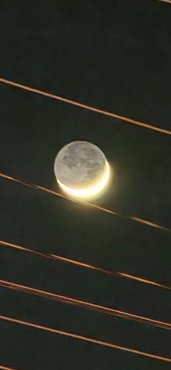 JWS674's tweet photo. @wxbrad The moon last night almost looked like it was in an eclipse phase https://t.co/EX96zizq0F