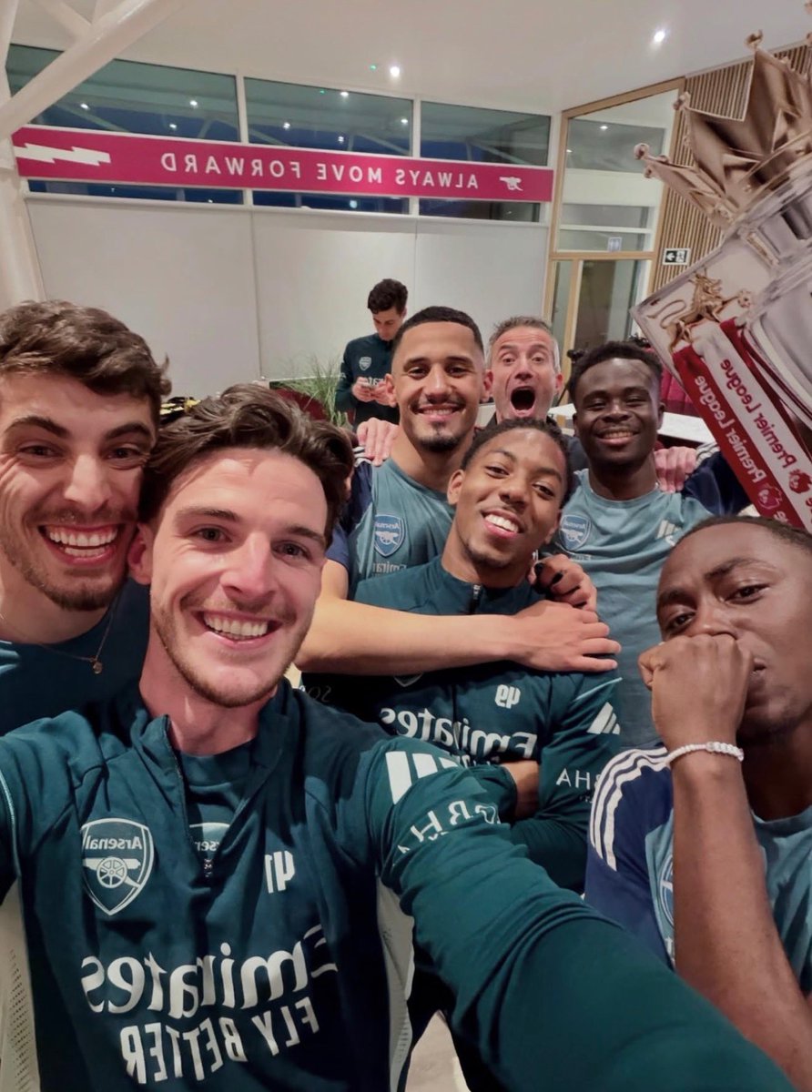 yabaleftonline's tweet photo. Arsenal players celebrating together! https://t.co/I9moP4M0XA
