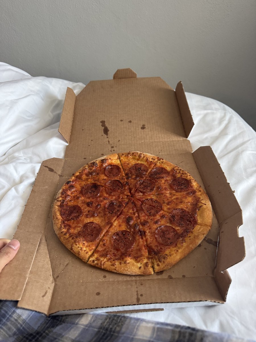 CapitanJetski's tweet photo. 🇮🇹🍕 vs 🇺🇸🍕

“Authentic Neapolitan pizza” meets the average American fast-food enjoyer.

American guy:

“Where’s the pepperoni?!”
“Why is it soggy?!”
“This needs triple cheese and stuffed crust!”

Meanwhile Italians are having a collective heart attack. 😂 https://t.co/ShqKvKYI2n