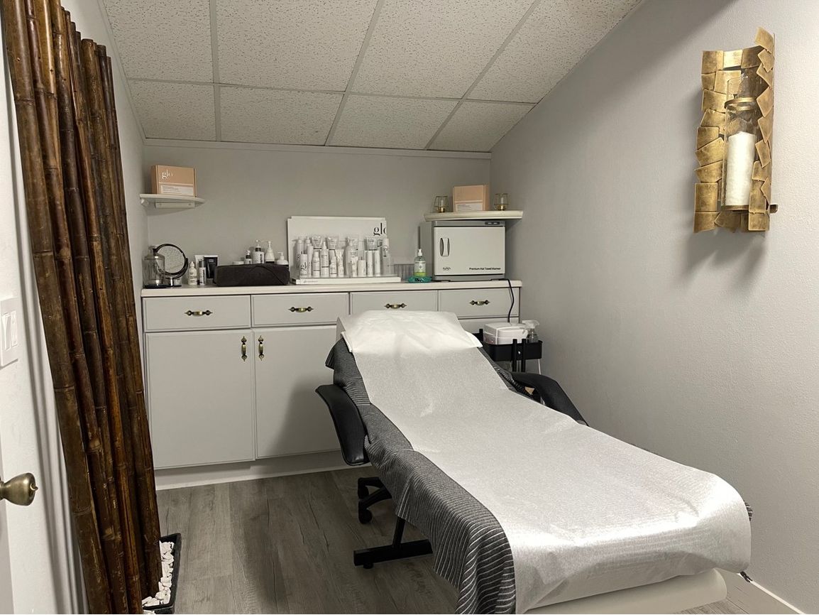 PeronBeauty's tweet photo. Enjoy beauty and self-care all in one place with our full-service salon. From haircuts and color to skincare services, we’re here to help you look and feel your best. Contact us today to book your next pampering session! #FullServiceSalon
https://t.co/wEzlrzlScJ https://t.co/CECdirWCu5