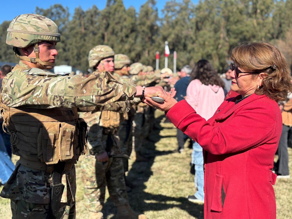 Ejercito_Chile's tweet photo. #ÚneteAlEjército | ¡Tradición y coraje en todo Chile!
🇨🇱📸 Compartimos las mejores imágenes de la ceremonia de entrega de corvo en las distintas unidades del #EjércitoDeChile, en la cual #SoldadosConscriptos que cumplen su #ServicioMilitar sellaron su compromiso con el país.
Un hito fundamental en su formación, donde se une el legado de nuestros héroes con el compromiso de las nuevas generaciones.
👉https://t.co/tmK7ejNfLY