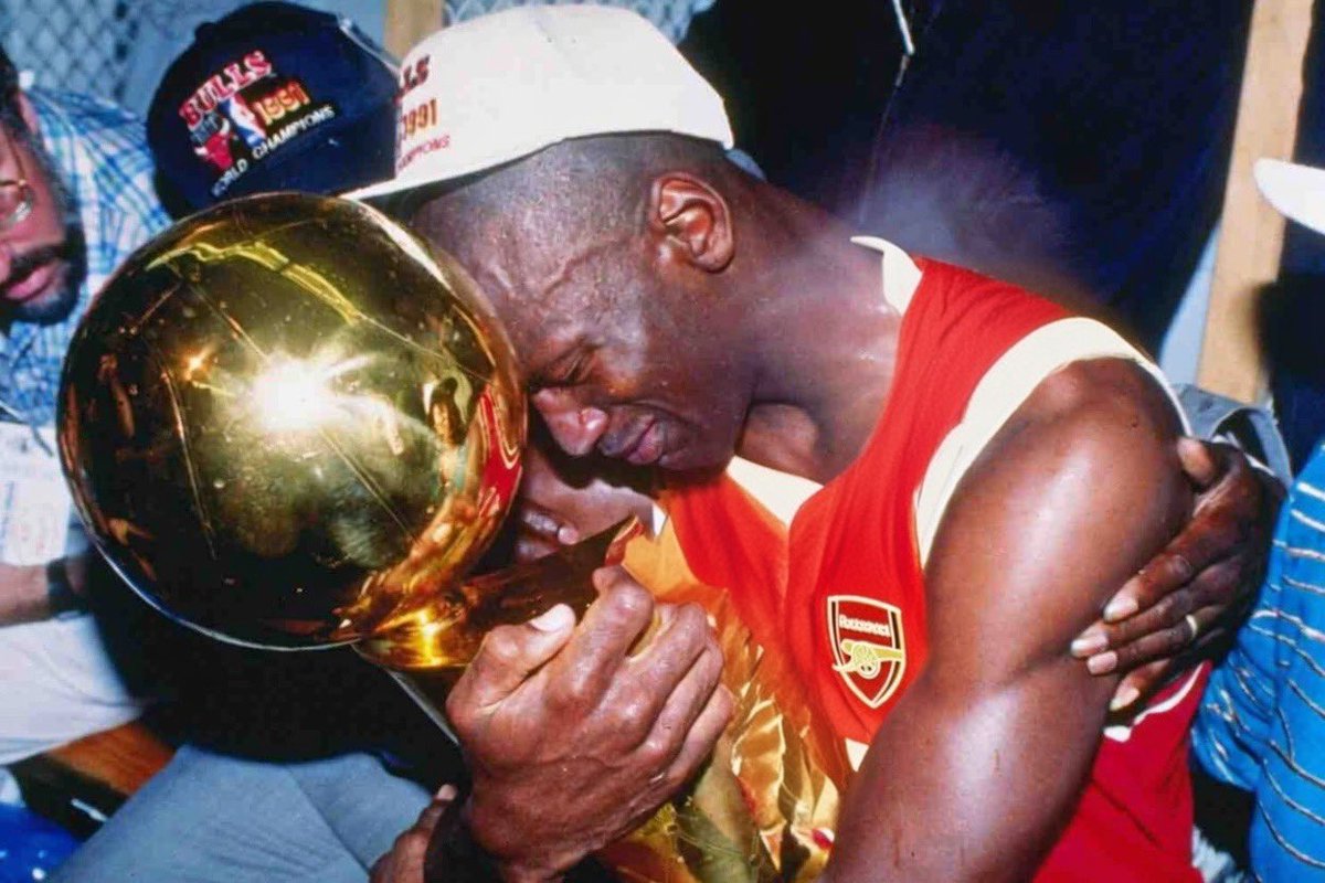 itznidz's tweet photo. Champions! Good be a gooner right. We’ve brought it back home. London is red 🔴🔴 #arsenal https://t.co/QLA4qnwogY