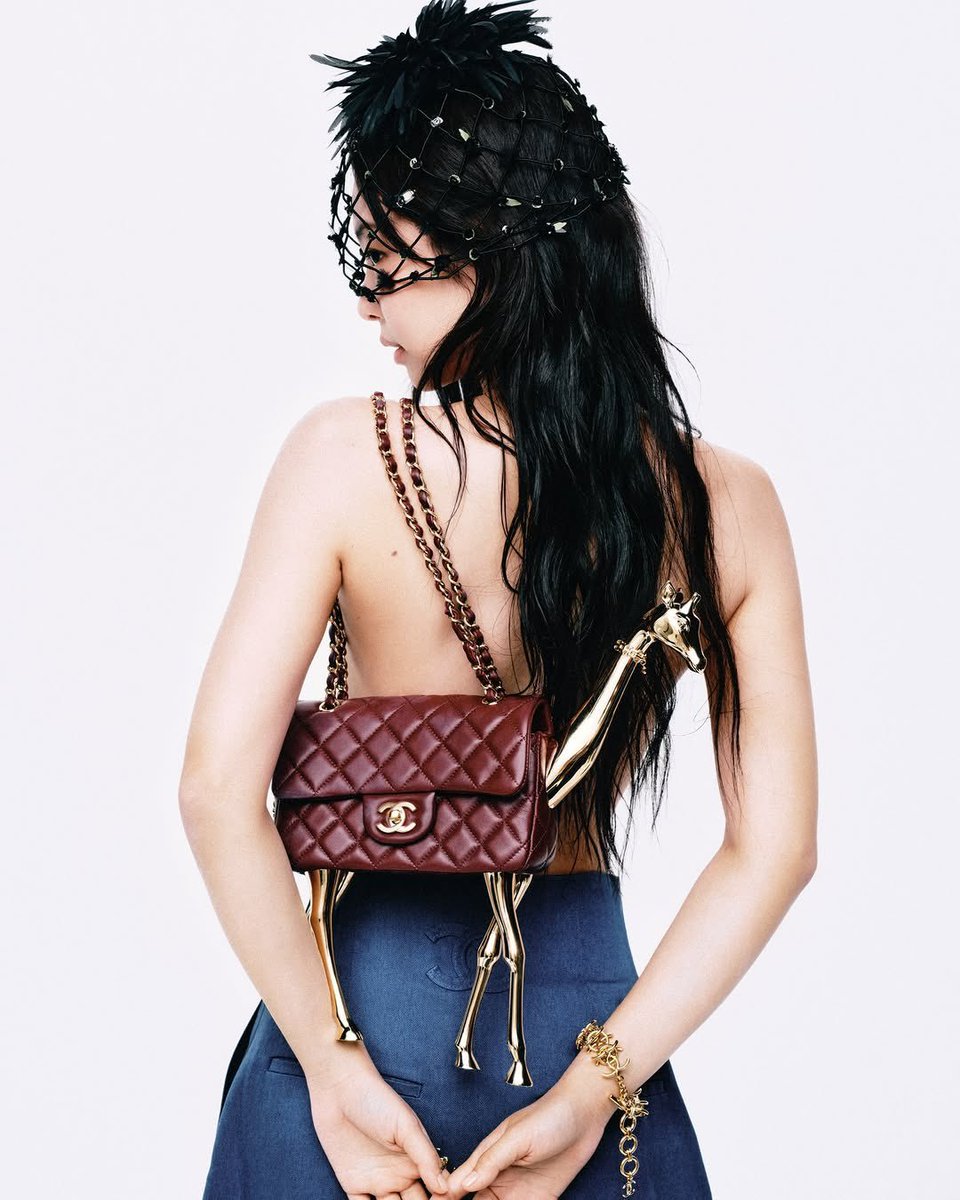 XFashion's tweet photo. Obsessed with the @CHANEL bag JENNIE wore for @DazedKorea 🦒 https://t.co/4QOFHvQTJ3
