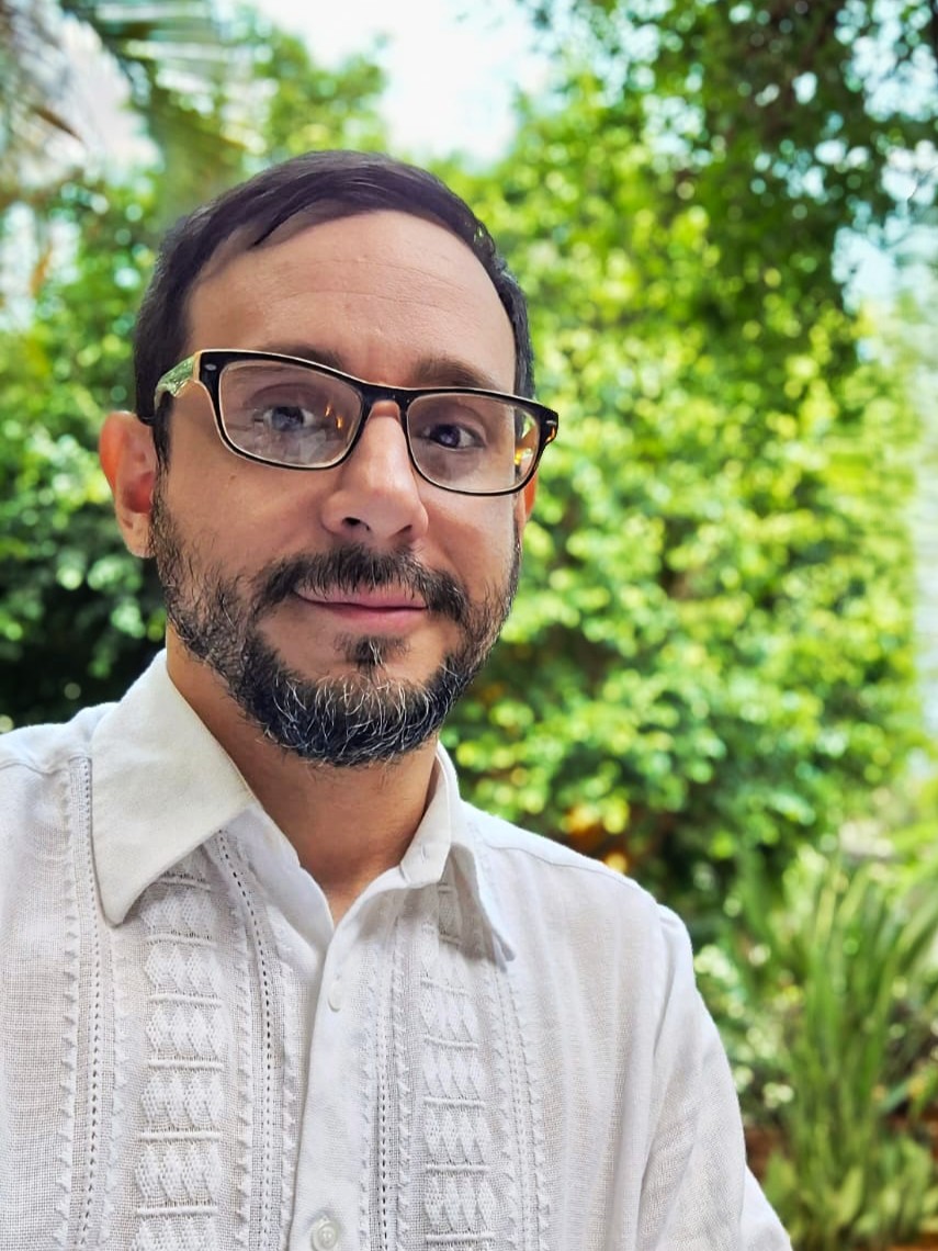 EdQuintana's tweet photo. Durante mucho tiempo escribí sobre ciencia, filosofía, política internacional y museos. Pero escribo desde mucho antes. Empecé a los 11 años de forma sistemática, entre poemas, cuadernos y reflexiones. A los 14 publiqué mis primeros artículos en ABC Color y, desde entonces, no dejé de escribir.

A los 18, el Colegio Iberoamericano publicó mi primer libro, Sol Nocturno, como reconocimiento al mejor egresado, bajo el sello de la Universidad Iberoamericana. Después llegaron cientos de artículos periodísticos, ensayos, investigaciones y libros atravesados por temas que estudié o investigué. Pero había una historia que necesitaba otro lenguaje.

Porque escribir, para mí, nunca fue solamente comunicar. Es una forma de existir, de explorar, confrontar, obsesionarse y también construir sentido.

Finalmente llega mi primera novela, de la mano de Servilibro. Los hombres que desaparecían los viernes. Mis 100 citas de Tinder.

Una novela fragmentaria sobre algoritmos, deseo, desapariciones afectivas y la ciudad de Asunción.

Se presentará el 6 de junio, a las 19:00, en la Feria Internacional del Libro de Asunción 2026. Mi colega Carlos Martini será el presentador oficial, el mejor escritor para hablar de este libro.

Previamente, el martes 2 de junio, el filósofo José Manuel Silvero y la psicóloga Alexandra Vuyk debatirán en la FIL Asunción sobre filosofía y psicología del vínculo en la era Tinder.

Apoya MUPA: Voces de Museos y Patrimonios.
#FILAsuncion #loshombresquedesaparecian #librosparaguayos