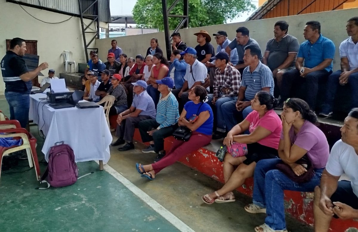 AgrocalidadZ2's tweet photo. #Orellana | 🐄 Capacitamos a ganaderos de la parroquia Dayuma sobre areteo, identificación bovina y manejo del sistema SIFAE 2.0; fortaleciendo la trazabilidad y el cumplimiento de la normativa en el cantón Francisco de Orellana.
#AgrocalidadCapacita🤝 https://t.co/EN7CIoIkHw
