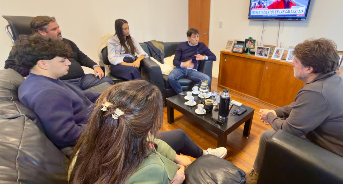dgarciarena's tweet photo. Junto a Emiliano Balbín y Nerina Neumann, nos reunimos con la Presidenta del Comite departamental , Yamila Coppola, el concejal Daniel López , el Presidente de la Juventud Radical Gonzalo Rodríguez y con  Rocio Tedesco para hablar de lo que más nos importa: el presente y el futuro de nuestro partido.
Conversamos sobre los desafíos que enfrenta la UCR en el territorio, la construcción local y el fortalecimiento de una fuerza que tiene historia, arraigo y mucho por dar en la Provincia de Buenos Aires.
Con Emiliano al frente de la UCR bonaerense, el radicalismo tiene conducción, tiene rumbo y tiene equipo. Seguimos trabajando 💪