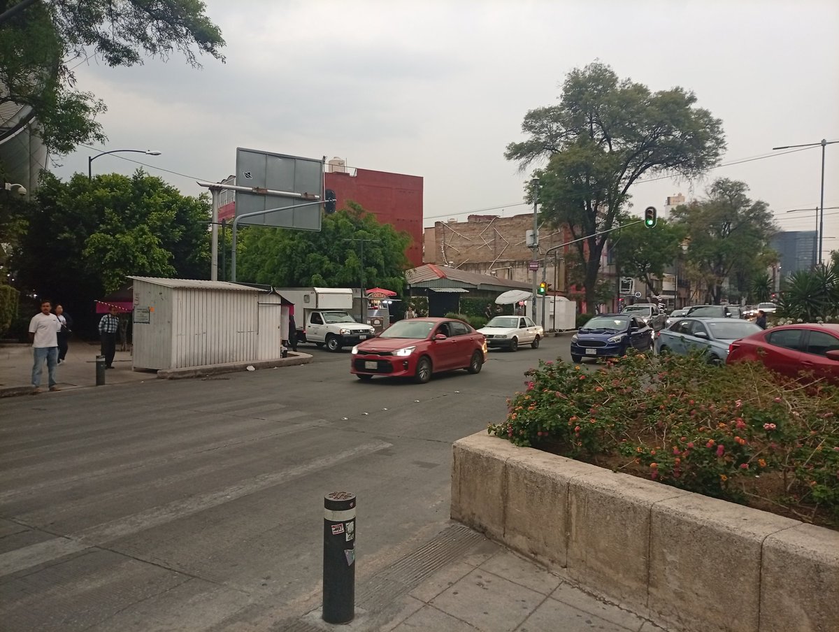 28_ismael's tweet photo. @OVIALCDMX hola secretaria estaría bueno que pusieran a personal de tránsito en el cruce de av Chapultepec y esquina con Rafael Lucio, alcaldía Cuahutemoc ya que por manifestación están circulando en sentido contrario y no respetan el semáforo. Esto puede provocar un accidente! https://t.co/zrAV2C2WW5