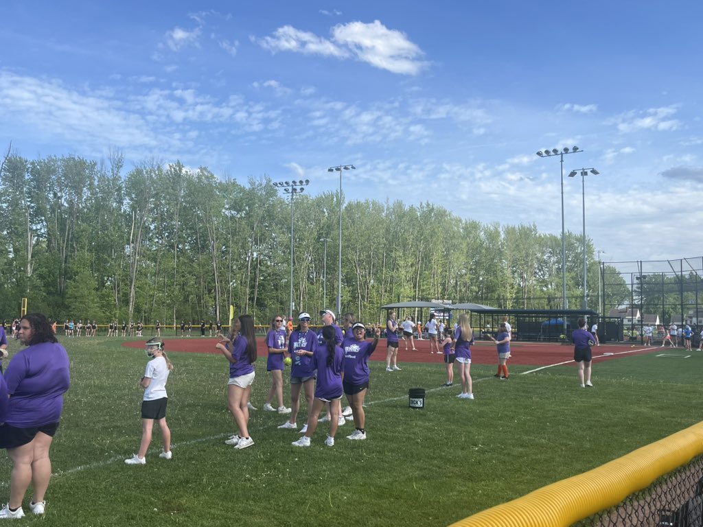 jjcwolves's tweet photo. Softball is in Syracuse,NY:  tonight to begin is the kids clinic!   Great to give back to community! https://t.co/b6uiEz5j0i