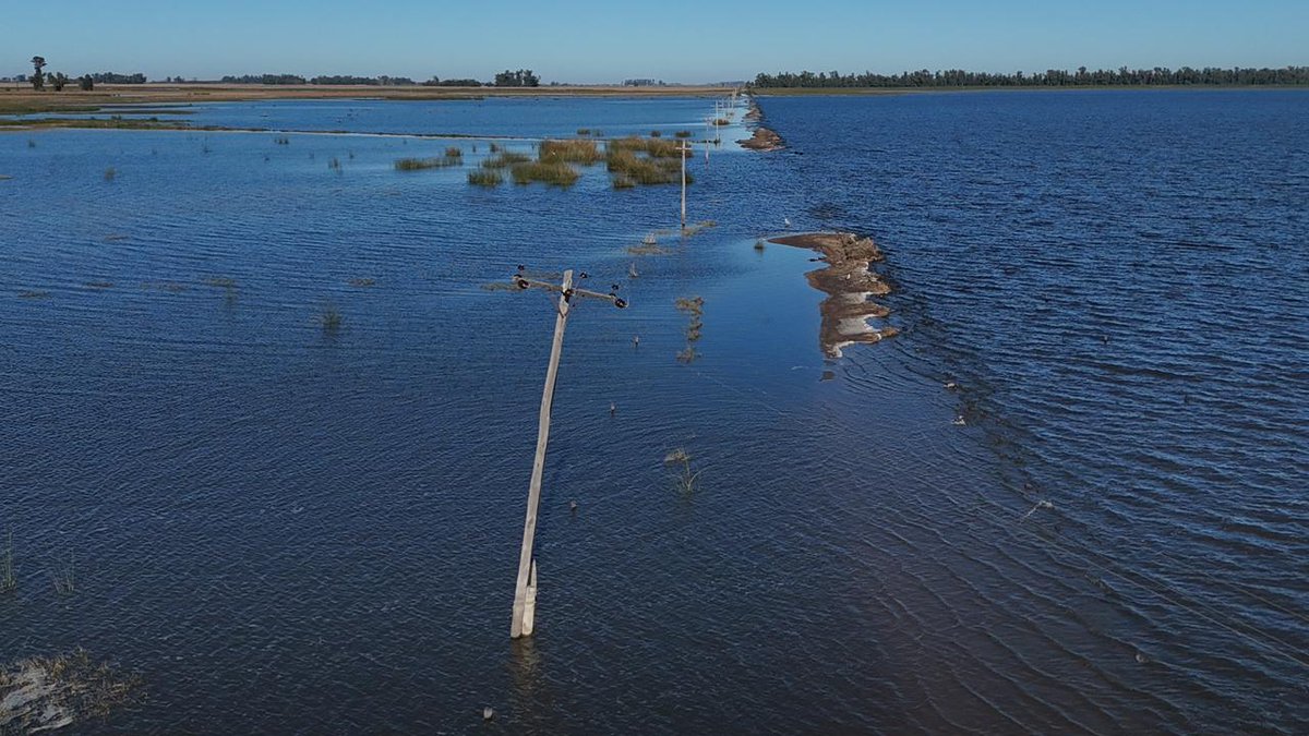 PatriciaG9dj's tweet photo. 14 meses, el canal Mones Cazón tiene las paredes rotas y drena toda el agua por los campos y calles llevándose todo a su paso.
Ministro @gkatopodis le explicamos en persona, nos dió su palabra y solo nos mandaron una retroexcavadora rota para que la arreglemos los productores. https://t.co/pFxysuJSED