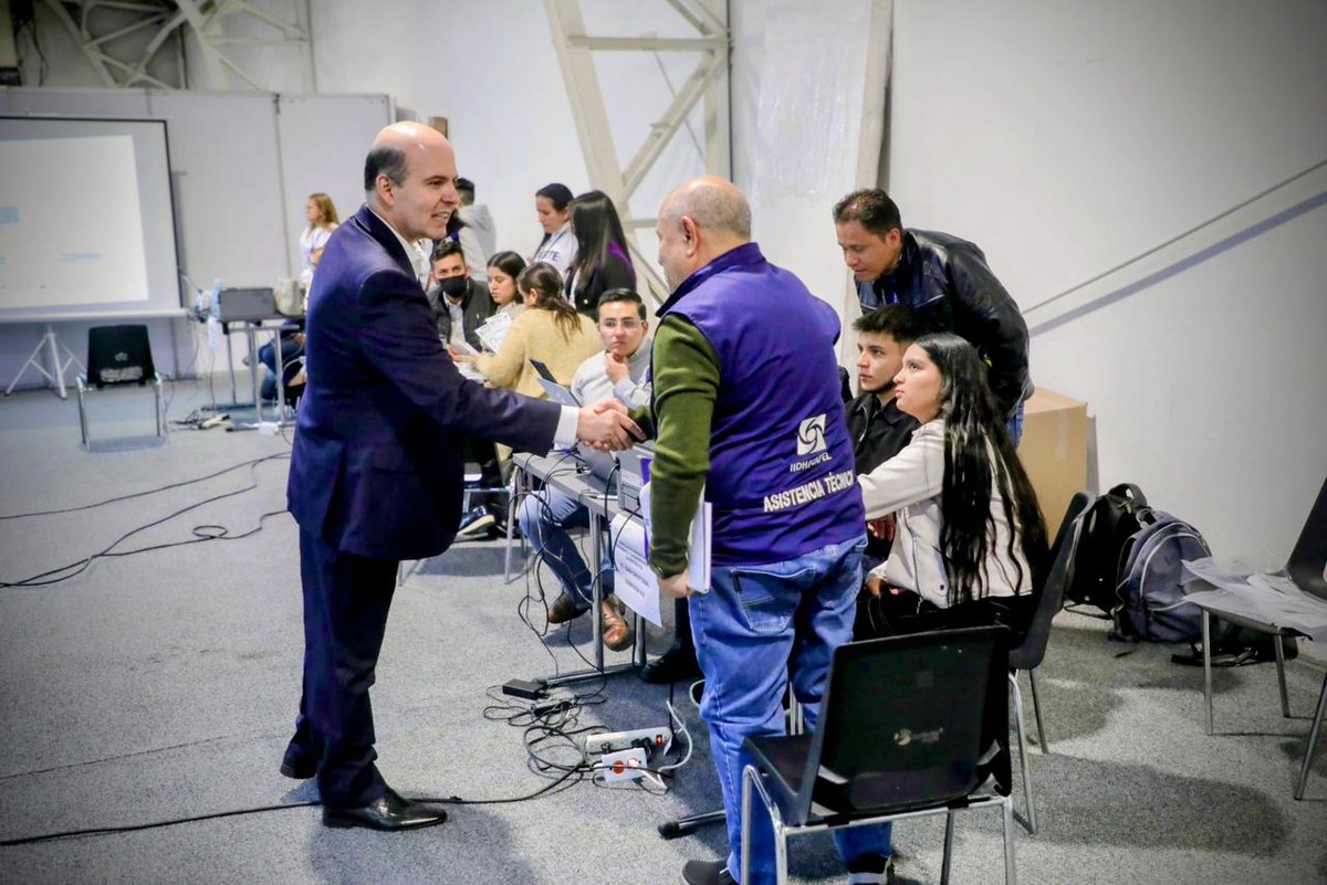 Registraduria's tweet photo. La Registraduría Distrital avanza en el simulacro de escrutinios como parte de la preparación para las elecciones presidenciales del próximo 31 de mayo.

Desde 📍 Corferias, 300 comisiones escrutadoras participan en este gran ejercicio electoral: 277 auxiliares, 21 zonales, 1 distrital y 1 general, trabajando de manera articulada para poner a prueba las herramientas tecnológicas y fortalecer la transparencia, organización y confianza en cada etapa del proceso electoral. 

#Elecciones2026🗳️ #YoConfíoEnElProcesoElectoral