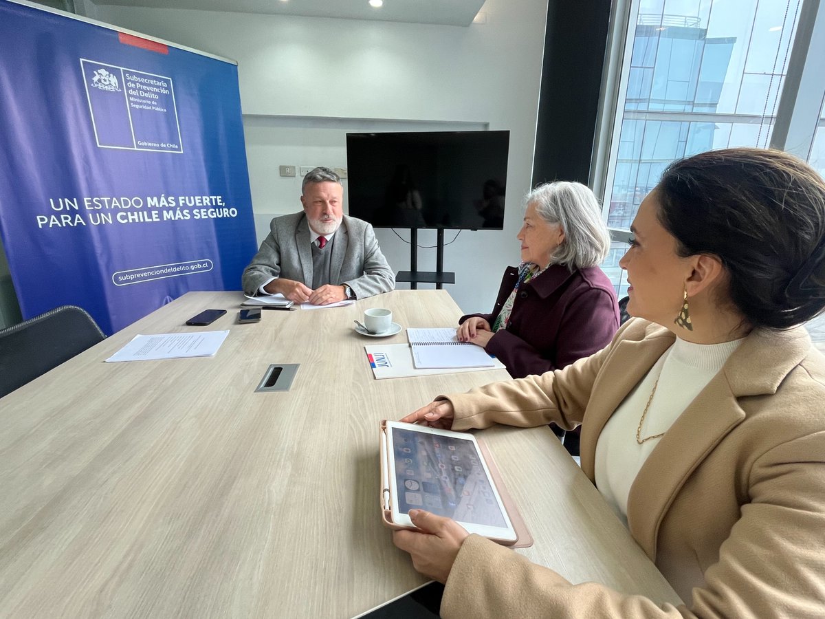 JUNJI_Valpo's tweet photo. Seguir fortaleciendo espacios educativos seguros y protectores para la primera infancia, fue el compromiso en la reunión entre el Seremi de Seguridad Pública de Valparaíso, Hernán Eduardo Silva Llagostera, y la Directora Regional de JUNJI, Alejandra Nielsen Molina. https://t.co/bZh4UrgToO