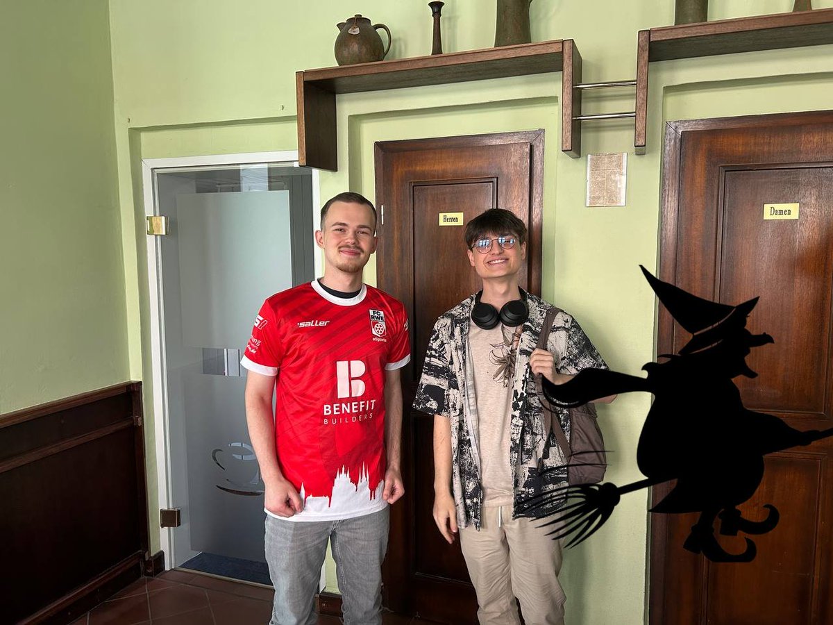 HallunkenSSB's tweet photo. Die Top 3 vom 22. Hallunken:
1. Platz niPin (Mitte)
2. Platz @Jitsuphren (links)
3. Platz Hexe (schon gegangen) https://t.co/JAfQnX3GVi