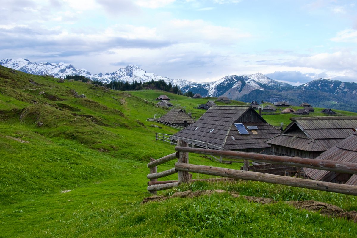 ExploringSlo's tweet photo. Even when the weather doesn’t cooperate, Velika Planina never disappoints ♥️ Rain, wind, empty trails, birds singing &amp; a peaceful picnic lunch by a closed mountain hut — a perfect mountain escape.
Join our next guided hike:
https://t.co/XFjZXUffw8 https://t.co/7VBqB1ZjX4