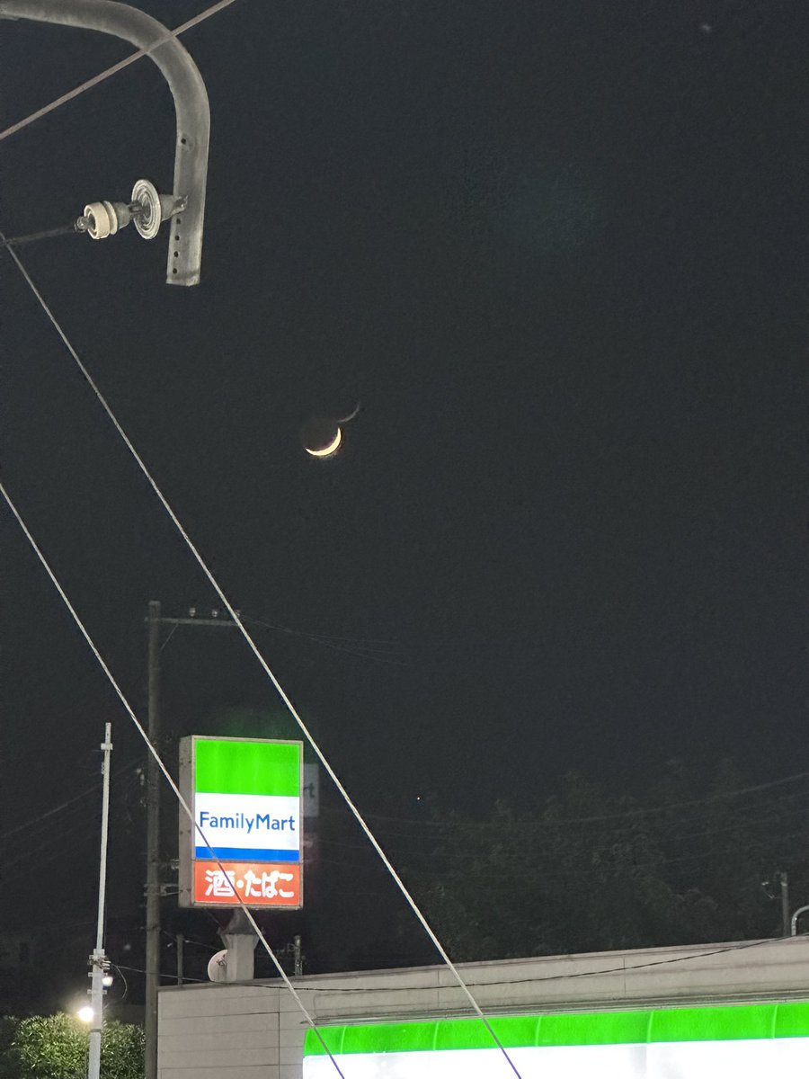 3月23日夜 昨日はレッスンの後会議がありました。 帰り、三日月🌙が綺麗でした