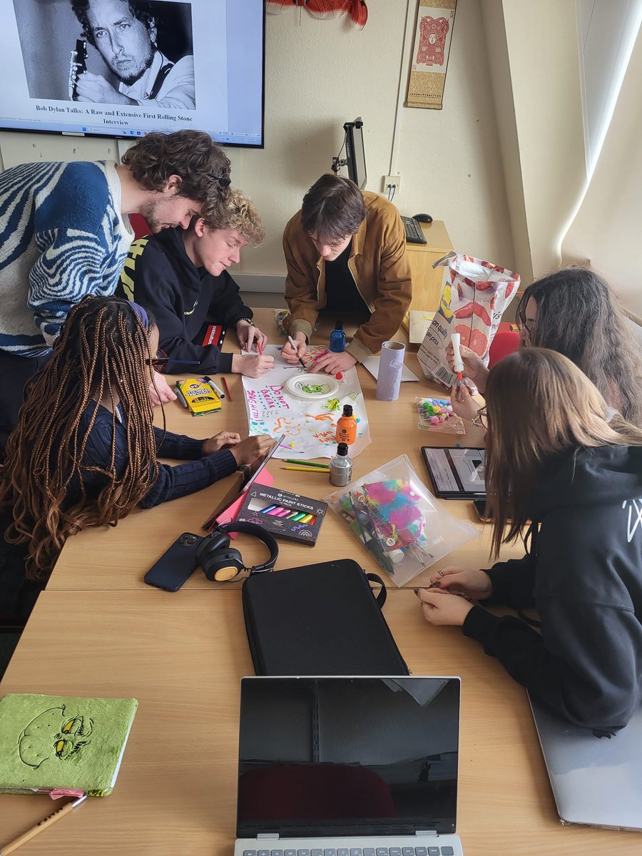 r_chapela's tweet photo. 🧑‍🏫 Les classes s'han acabat / Classes are over.

And with the end of term, comes a reflection on the creative sessions that (I believe) were enjoyed most by my students: “El Guernica de Picasso”, “Grafitis en Bangor” &amp;  Languages for All "Frida Kahlo Gallery". ¡Buen trabajo! 🎨 https://t.co/BppgTbkIFk