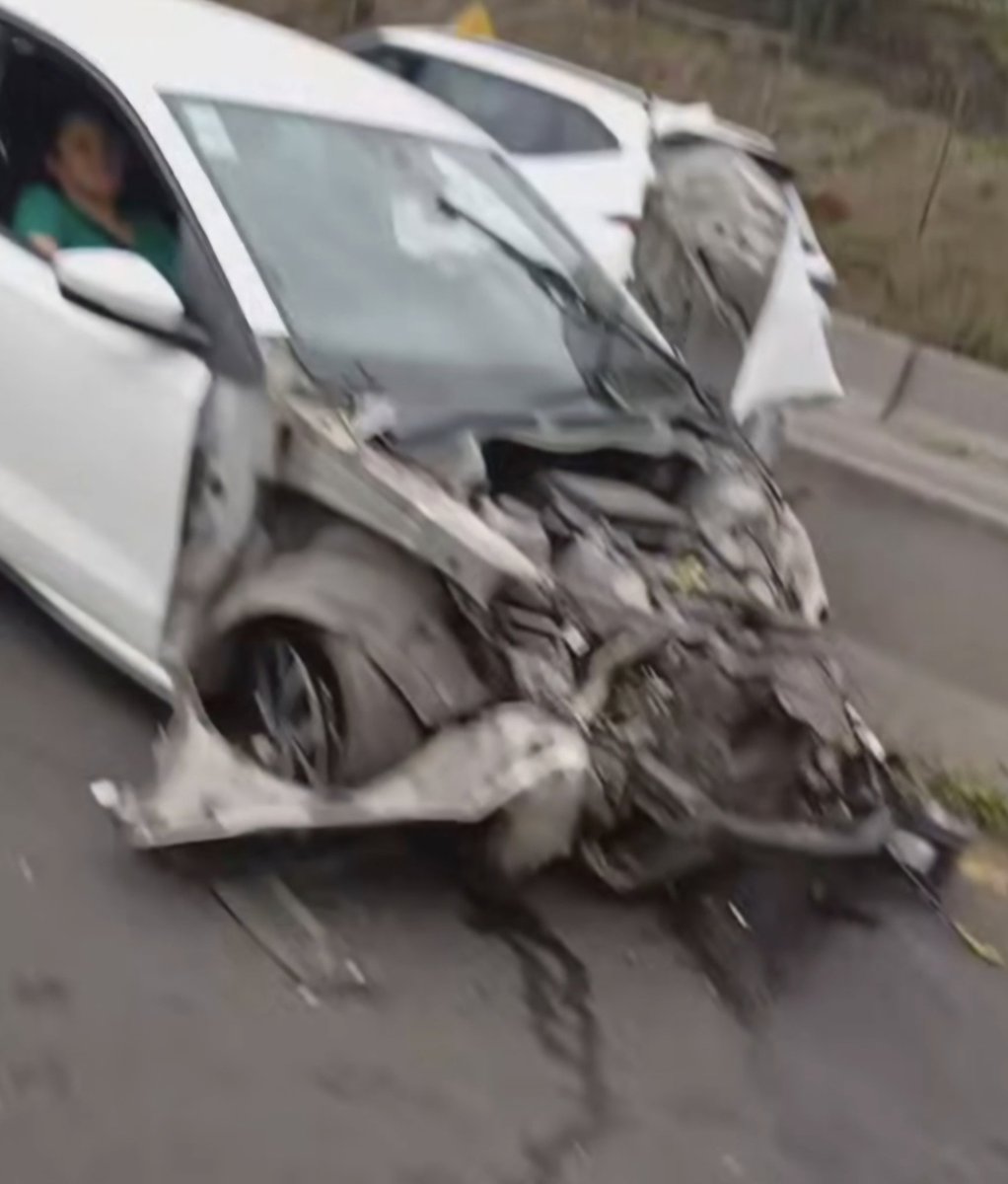 ChalcoSC's tweet photo. AL MOMENTO...
Accidente en la Chalco-Ameca dirección Chalco a la altura del puente de Los Álamos, particular impacta contra el muro de contención, hay tráfico en la zona, circule con precaución. https://t.co/Qc9HvkqpNx