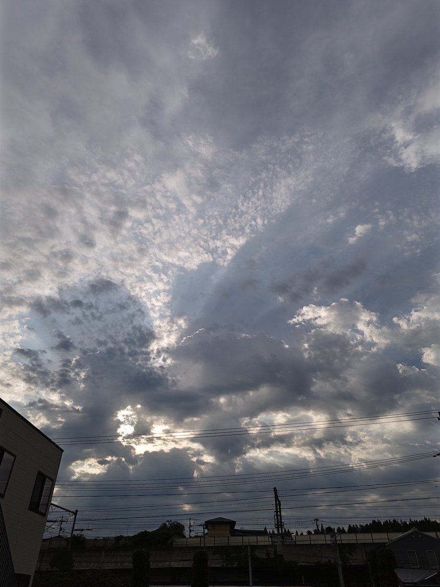 37Jhrk's tweet photo. おはようございます☁
今朝１３℃
休み明けはヤル気がでません。
＃イマソラ
＃岩手県一関市 https://t.co/n4PDH0tKKB