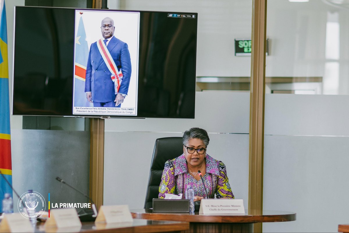 PrimatureRDC's tweet photo. #Infrastructures #RN1 
19 mai 2026 | Face aux embouteillages persistants sur la Route nationale numéro 1, axe stratégique reliant Kinshasa à Matadi, la Première Ministre Judith Suminwa Tuluka a présidé une réunion de crise avec les différentes parties prenantes afin d’arrêter des mesures d’urgence pour rétablir progressivement la fluidité du trafic.

• Déploiement d’une unité spéciale de la police sur les zones critiques
• Lancement des travaux de contournement
• Étude de l’installation de guichets avancés aux postes de péage
• Coordination renforcée entre le Gouvernement central, les provinces concernées et les opérateurs économiques

Le Gouvernement Suminwa réaffirme sa détermination à protéger les activités économiques, améliorer la mobilité des populations et restaurer la fluidité sur cet axe vital pour les échanges entre Kinshasa et le Kongo Central.