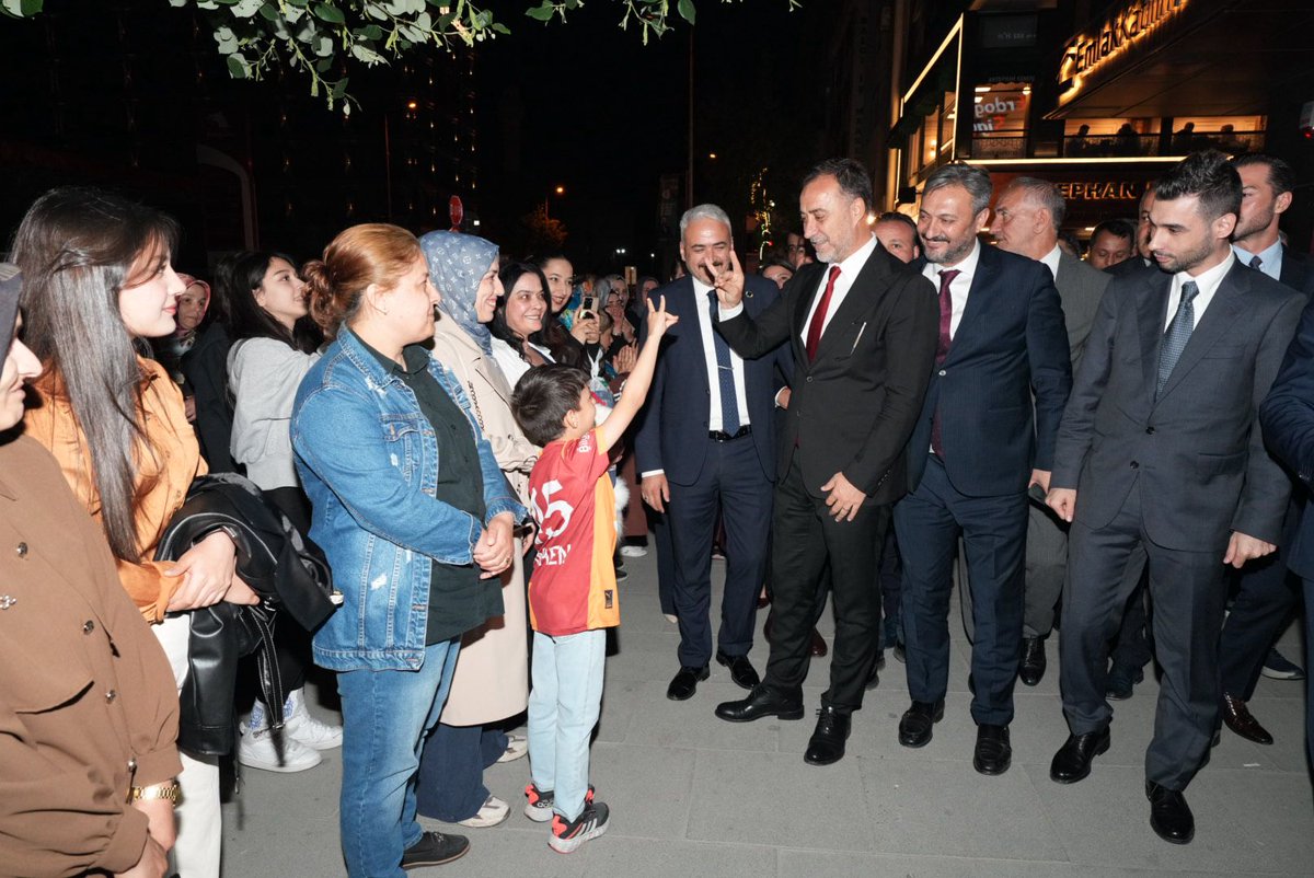 BBvolkanyilmaz's tweet photo. 📍Arnavutköy

Bugün beşinci olan son ziyaretimizi akşam saatlerinde Arnavutköy İlçe Başkanlığımıza yaptık.

Davasına inanmış hanımefendileri, “hep birlikte çalışmanın hep birlikte kazanmak” olduğu inancıyla bir araya gelmiş teşkilat mensuplarımızı görmek beni ziyadesiyle memnun etti.

İlçe başkanımız Cihan Barut ve ilçe yöneticilerimize çalışmalarında üstün başarılar dilerim.