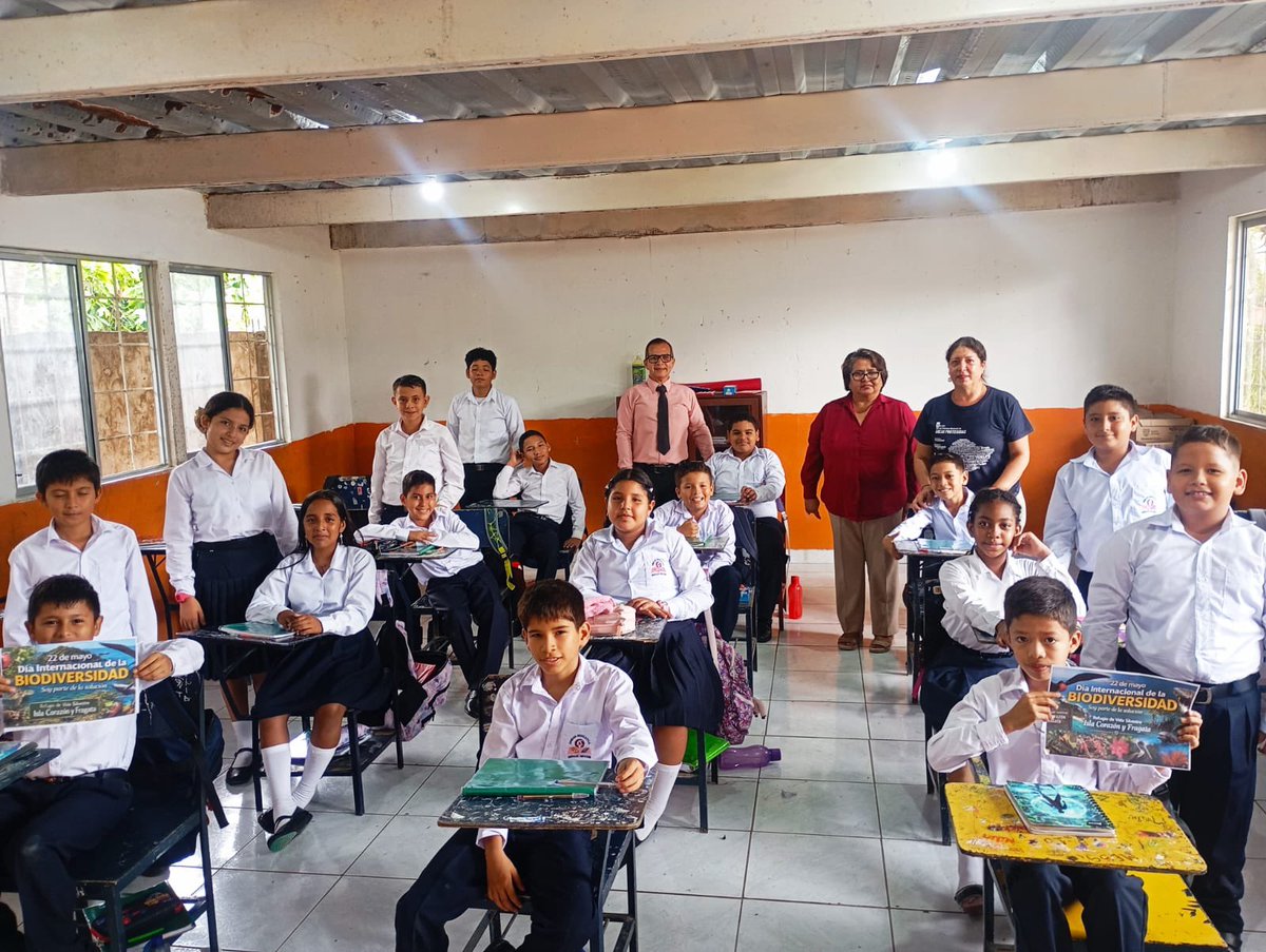 MAE_Zonal4's tweet photo. #Chone 📍

En el marco del Mes de la Biodiversidad 🌿, #NuestrosGuardaparques de Isla Corazón y Fragata realizaron charlas y dinámicas lúdicas de educación ambiental dirigidas a niños, niñas y docentes de la Unidad Educativa Morales Ascázubi 👩‍🏫👨‍🏫. https://t.co/qH7NfAFAjX