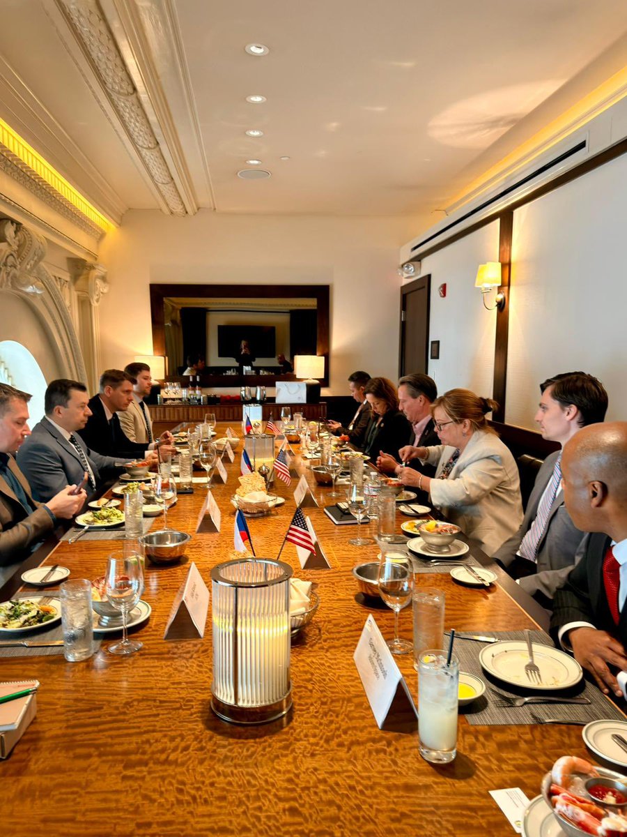 CZinWashington's tweet photo. 🇨🇿🇺🇸 Czech-American business ties and transatlantic cooperation were at the center of a working lunch between Ambassador Miloslav Stašek, representatives of @ACEBA_US, the American-Czech Business Council (ACBC) and member companies.
The conversation also covered recent business mission to the Czech Republic and future cooperation across sectors including defense, IT, pharmaceuticals and finance.