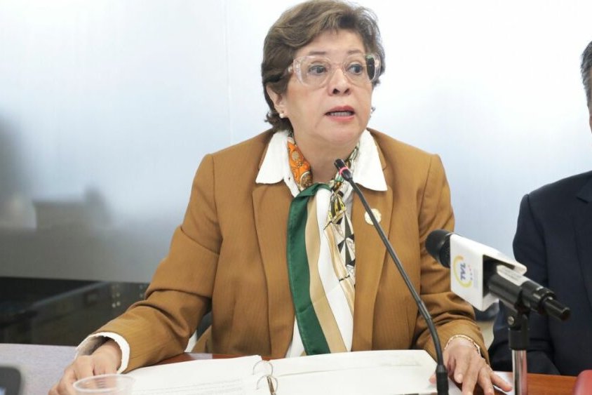 OscarAyerve's tweet photo. 🔴 MAL PAGA EL DIABLO A SUS DEVOTOS.
EL @TCE_Ecuador SANCIONA A IVONNE NÚÑEZ POR IRREGULARIDADES EN LOS REGISTROS INFORMÁTICOS DEL @MinTrabajoEc, LAS MISMAS PRÁCTICAS QUE TAMBIÉN SE DENUNCIARON EN EL CASO DE OSCAR AYERVE
El Tribunal Contencioso Electoral suspendió por 3 meses los derechos políticos de Ivonne Núñez, la inhabilitó para ejercer cargos públicos y le impuso una multa de USD 14.460, tras determinar incumplimientos de sentencia y la emisión de certificaciones contradictorias sobre impedimentos para ejercer funciones públicas.
La decisión del TCE confirma que la manipulación o uso arbitrario de registros relacionados con impedimentos para ejercer cargos públicos sí genera responsabilidades constitucionales y jurídicas.
Los hechos descritos por el Tribunal guardan enorme similitud con lo ocurrido durante la gestión de Ivonne Núñez en el MDT, cuando se ingresaron y mantuvieron presuntas inhabilidades ilegales dentro del sistema informático institucional contra Oscar Ayerve, con el objetivo de impedir su registro como Consejero Principal del @CpccsEc, con la complicidad y conocimiento de Andrés Fantoni, y sin existir sustento legal ni documental que justificara dichas actuaciones.
El 26-08-2025 se registraron 2 impedimentos distintos con pocas horas de diferencia, incluyendo una supuesta “Causal General” que el propio Ministerio reconoció después que no existía en la normativa vigente.
A pesar de conocer la ilegalidad, los registros nunca fueron corregidos y la información falsa permaneció activa mientras avanzaba el Hábeas Data, afectando derechos constitucionales, políticos y de participación ciudadana.
Creo que la sanción impuesta por el Juez debió ser mucho más severa, de por vida, para sentar un precedente histórico y evitar que este tipo de abusos vuelvan a repetirse en el país.
@Presidencia_Ec @MinGobiernoEc @MinInteriorEc @DefensaEc @FiscaliaEcuador @CorteConstEcu @FFAAECUADOR @PoliciaEcuador @elcomerciocom @eluniversocom @janethinostroza @Primicias @revistavistazo @lahoraecuador @Expresoec @24horasTA @EcuavisaInforma @tctelevision @CarlosVerareal @visionariasec @radiosonoramaec @democraciaec @radiosucesosec