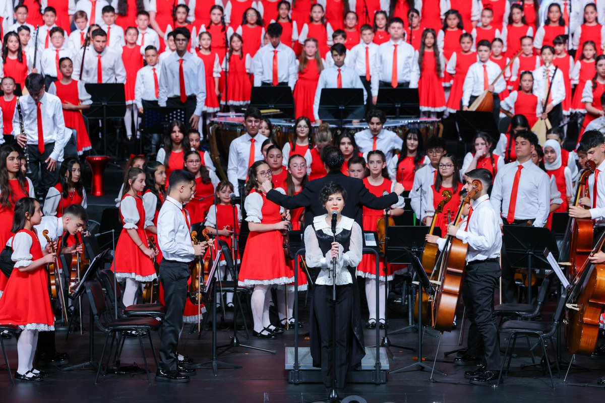ebekirsahin's tweet photo. 19 Mayıs Atatürk’ü Anma, Gençlik ve Spor Bayramı coşkusunu Cumhurbaşkanlığı Külliyesi’nde “Türkiye Yüzyılı’nın ilk çocuk orkestrası ve korosu” olan Cumhurbaşkanlığı Çocuk Orkestrası ve Korosu’nun muhteşem konseriyle yaşadık. Değerli sanatçı Aydilge’nin Kahramanmaraş ve Şanlıurfa’daki evlatlarımız için bestelediği çok anlamlı şarkıyı, “Canım Kardeşim”i koro eşliğinde dinledik.

​Evlatlarımızı sanatın birleştirici gücüyle buluşturan bu anlamlı projenin hayata geçirilmesine öncülük eden Cumhurbaşkanımız Sayın Recep Tayyip Erdoğan’a, Saygıdeğer Emine Erdoğan Hanımefendi’ye en derin şükranlarımı sunuyorum.

Projede büyük katkıları olan başta Kültür ve Turizm Bakanlığımıza, Aile ve Sosyal Hizmetler Bakanlığımıza, Gençlik ve Spor Bakanlığımıza, Millî Eğitim Bakanlığımıza, Cumhurbaşkanı Başdanışmanı ve Cumhurbaşkanlığı Çocuk Orkestrası ve Korosu Proje Direktörü Sayın Fecir Alptekin'e ve tüm paydaşlarımıza teşekkür ediyorum.

​Aylardır büyük bir emek ve özveriyle çalışan, sahnede sergiledikleri yüksek performansla bizlere unutulmaz anlar yaşatan Cumhurbaşkanlığı Çocuk Orkestrası ve Korosu’nun tüm üyelerini, kıymetli orkestra şeflerimizi, hocalarımızı yürekten kutluyorum.

@RTErdogan @EmineErdogan