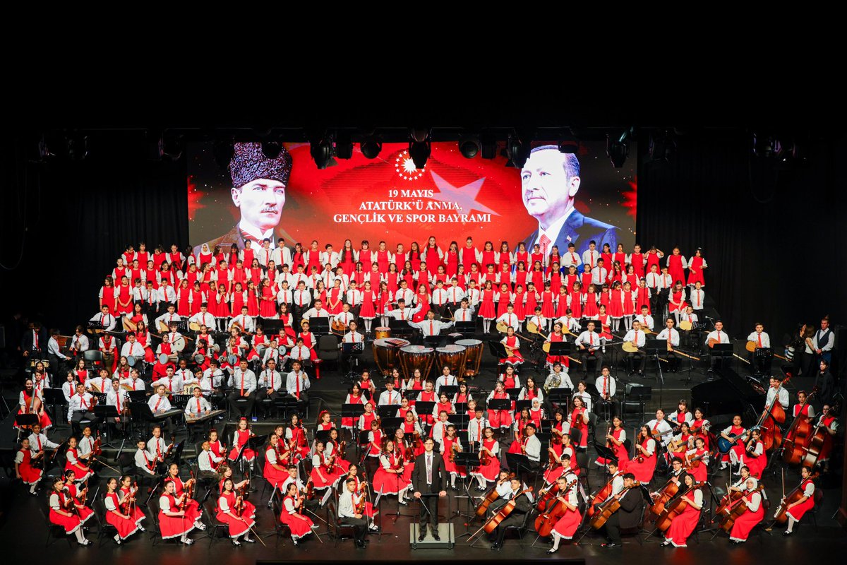 ebekirsahin's tweet photo. 19 Mayıs Atatürk’ü Anma, Gençlik ve Spor Bayramı coşkusunu Cumhurbaşkanlığı Külliyesi’nde “Türkiye Yüzyılı’nın ilk çocuk orkestrası ve korosu” olan Cumhurbaşkanlığı Çocuk Orkestrası ve Korosu’nun muhteşem konseriyle yaşadık. Değerli sanatçı Aydilge’nin Kahramanmaraş ve Şanlıurfa’daki evlatlarımız için bestelediği çok anlamlı şarkıyı, “Canım Kardeşim”i koro eşliğinde dinledik.

​Evlatlarımızı sanatın birleştirici gücüyle buluşturan bu anlamlı projenin hayata geçirilmesine öncülük eden Cumhurbaşkanımız Sayın Recep Tayyip Erdoğan’a, Saygıdeğer Emine Erdoğan Hanımefendi’ye en derin şükranlarımı sunuyorum.

Projede büyük katkıları olan başta Kültür ve Turizm Bakanlığımıza, Aile ve Sosyal Hizmetler Bakanlığımıza, Gençlik ve Spor Bakanlığımıza, Millî Eğitim Bakanlığımıza, Cumhurbaşkanı Başdanışmanı ve Cumhurbaşkanlığı Çocuk Orkestrası ve Korosu Proje Direktörü Sayın Fecir Alptekin'e ve tüm paydaşlarımıza teşekkür ediyorum.

​Aylardır büyük bir emek ve özveriyle çalışan, sahnede sergiledikleri yüksek performansla bizlere unutulmaz anlar yaşatan Cumhurbaşkanlığı Çocuk Orkestrası ve Korosu’nun tüm üyelerini, kıymetli orkestra şeflerimizi, hocalarımızı yürekten kutluyorum.

@RTErdogan @EmineErdogan