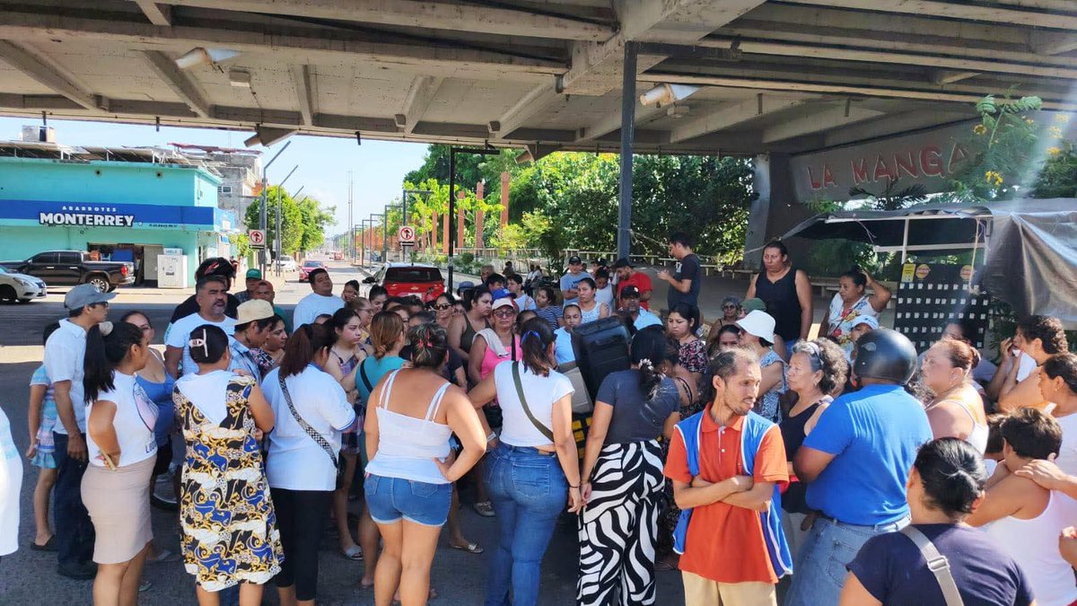 MafiaJr2000's tweet photo. @CFE_Contigo @CFEmx @SheilaCadena @Claudiashein  vesinos de la mangall cierran vialidales por falta de enregia electrica https://t.co/rX4uqAjImz