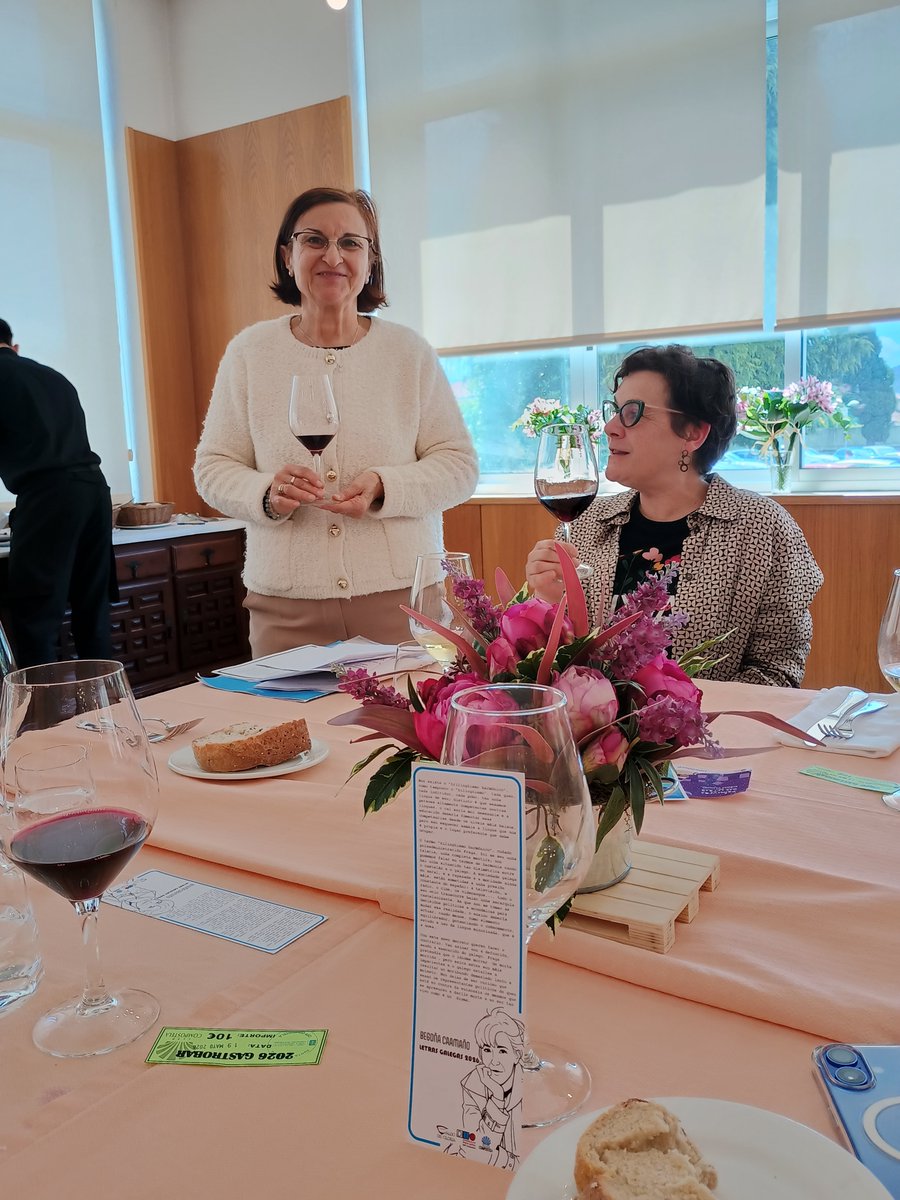 CaldodeGroria's tweet photo. Emotivo club de lectura ao redor de Morgana en Esmelle con cata de viños galegos, ramos de astromelias e o Alalá das Mariñas 🍷🎺💐💗
#letrasgalegas2026 #begoñacaamaño https://t.co/3wwW61U86f