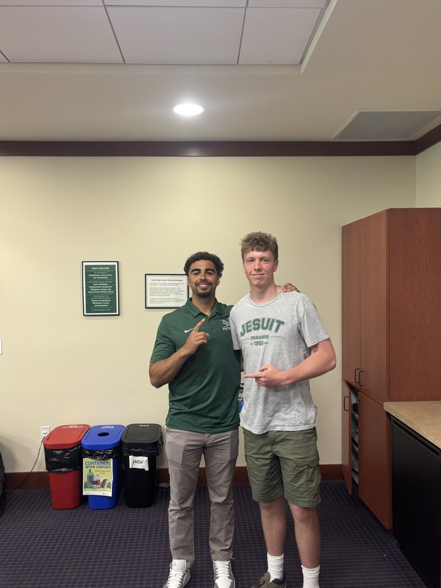 LukeHanifan's tweet photo. Thank you Coach @dakari_monroe21  for stopping by Jesuit to talk about @SacHornetsFB and the move up to the FBS! 

#StingersUp #GreenLine #ZoTime https://t.co/Lb8N012qGG