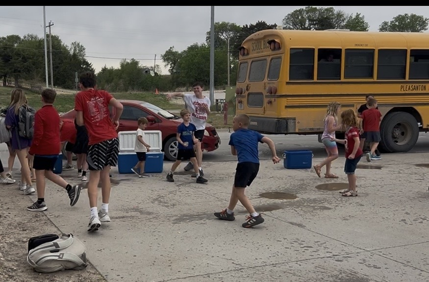 BulldogsPHS's tweet photo. Every year on the last day, the Bus Drivers provide water balloons to all the bus riders for a fun water balloon fight before taking off for their last ride for the school year! https://t.co/cwKgk9AT0E