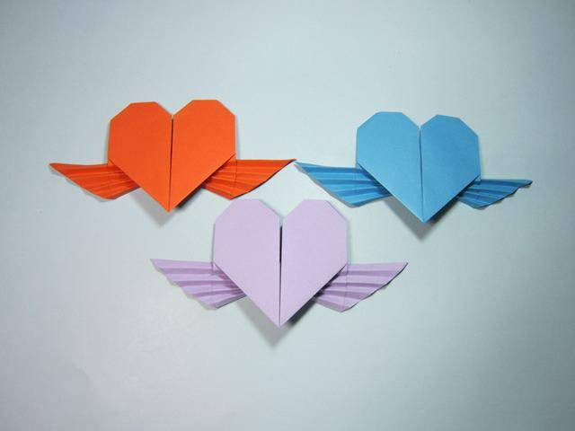 mccool124's tweet photo. [Just finished this cute origami little swan—folded it up on a rainy weekend!  Handmade crafts are such a nice way to slow down. #DIY #OrigamiFun]， https://t.co/9SaaTrohwg