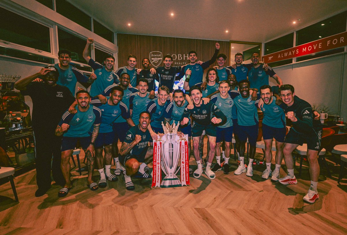AFCFanTalk's tweet photo. ARSENAL FOOTBALL CLUB PREMIER LEAGUE CHAMPIONS 2025/26 🏆🔴
From the banter years to the promised land.
Arteta built this. The boys delivered this.
North London is RED forever.
To every Gooner who never stopped believing…COYG!!! 🔴⚪️🔴⚪️ https://t.co/TuEehIak1y
