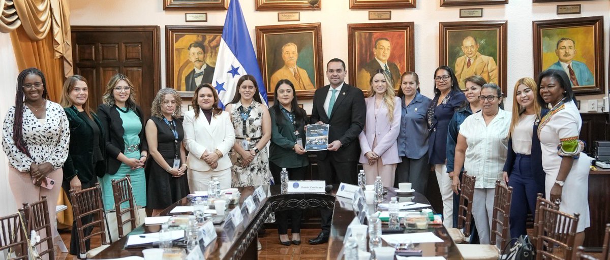 TommyZambranoM's tweet photo. Sostuvimos una importante reunión con representantes de ONU Mujeres para dialogar sobre iniciativas orientadas al fortalecimiento de la protección y atención de las mujeres hondureñas, impulsando acciones como la creación de casas refugio y mecanismos de denuncia más efectivos.

Desde el Congreso Nacional seguiremos apoyando espacios de diálogo y propuestas que generen esperanza, seguridad y más oportunidades para las mujeres de nuestro país.