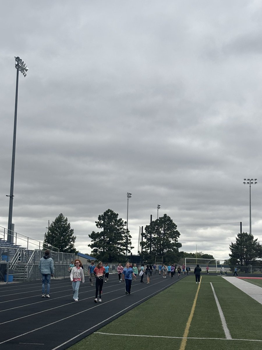 NIS160's tweet photo. 4th Grade enjoying their time on the track! https://t.co/opXXCB9rm4