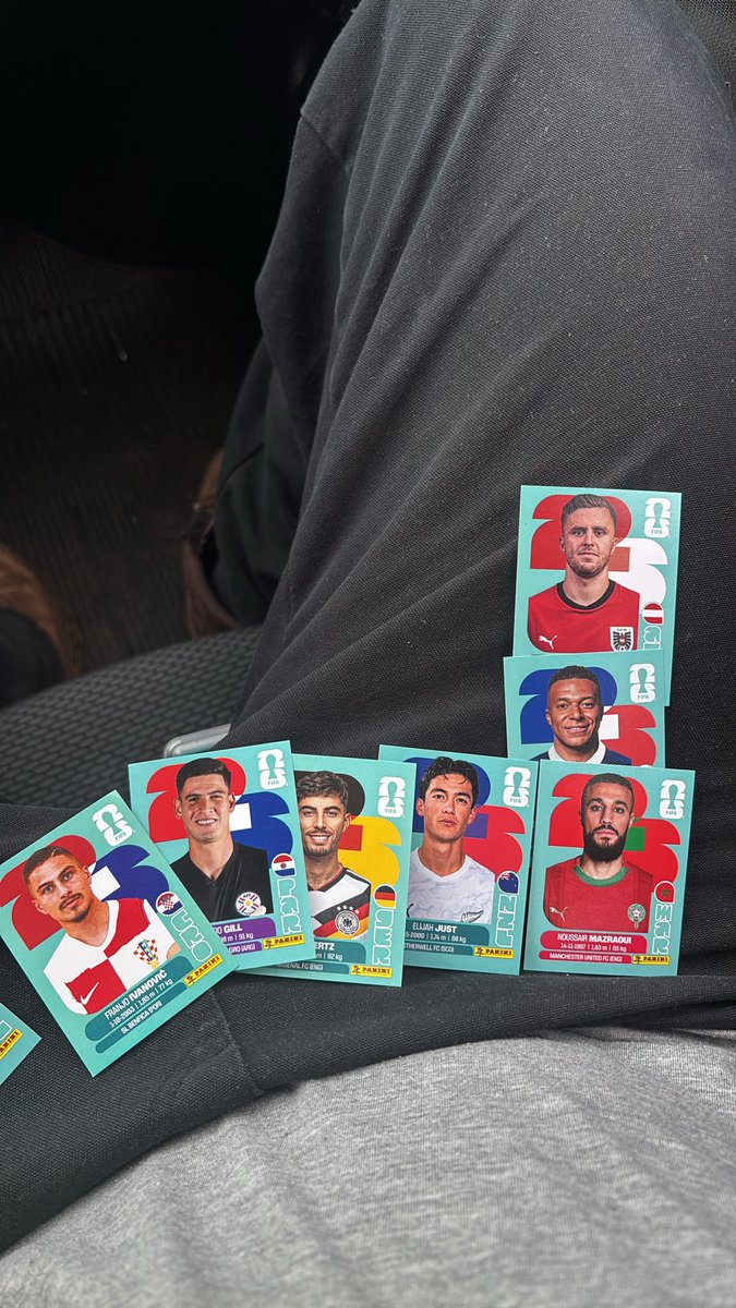 RebertZz's tweet photo. @JvManojo Dois pacotes que peguei hoje na hora do almoço lkkkkk, só mudou uma figurinha, pelo menos veio dois bappe https://t.co/uC0wLOPhR2