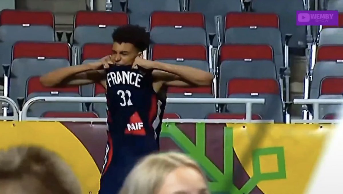 DasaddesfactorE's tweet photo. @SpursCulture NBA need to be worried this mf try to bite through his jersey over a FIBA game. He may care too much 😭 https://t.co/N6DZmBLjuo
