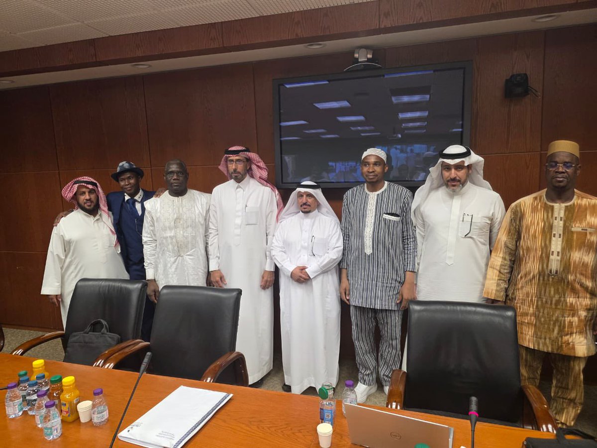 EAD_KSU's tweet photo. ناقش باحث الدكتوراه الأستاذ يسوف تراوري، أمس الثلاثاء 2 ذو الحجة 1447هـ الموافق 19 مايو 2026م، رسالته بعنوان:
«تطوير أداء القيادات الجامعية لتحقيق الميزة التنافسية لجامعات بوركينافاسو: تصور مقترح».

وقد أشرف على الرسالة سعادة الأستاذ الدكتور فايز الفايز، وشارك في المناقشة نخبة من أعضاء هيئة التدريس، بحضور سعادة سفير بوركينافاسو لدى المملكة العربية السعودية وعدد من أصدقاء الباحث وزملائه.

ويتمنى قسم الإدارة التربوية للدكتور يسوف تراوري دوام التوفيق والنجاح في مسيرته العلمية والعملية.