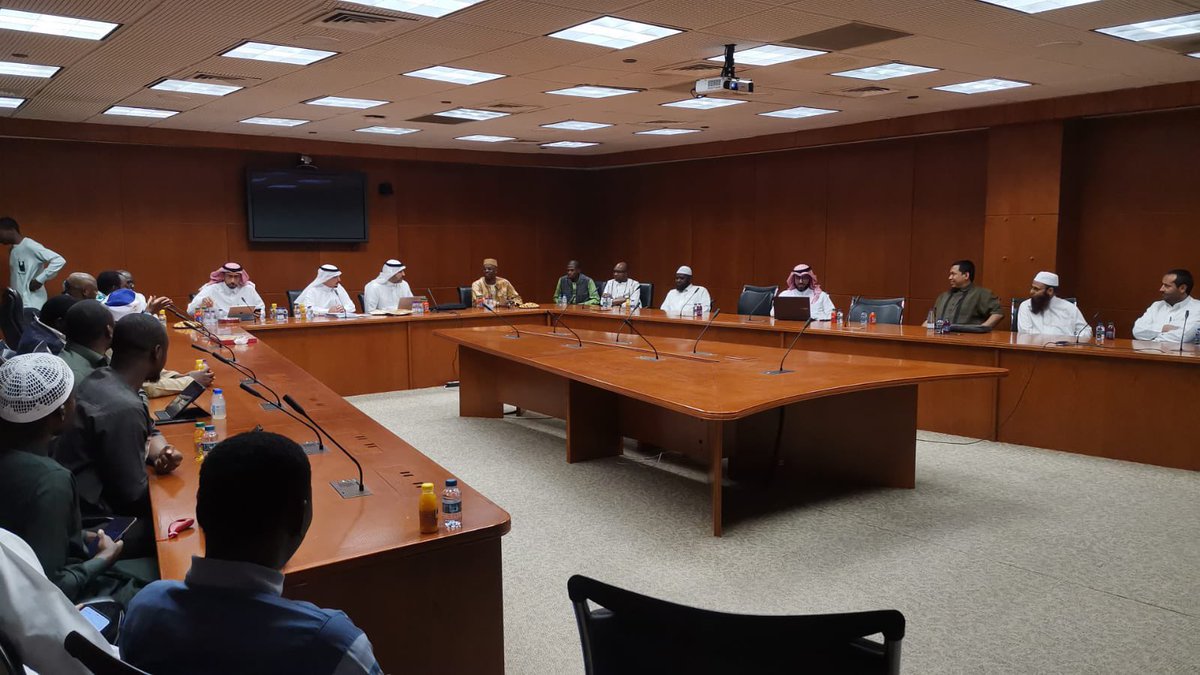 EAD_KSU's tweet photo. ناقش باحث الدكتوراه الأستاذ يسوف تراوري، أمس الثلاثاء 2 ذو الحجة 1447هـ الموافق 19 مايو 2026م، رسالته بعنوان:
«تطوير أداء القيادات الجامعية لتحقيق الميزة التنافسية لجامعات بوركينافاسو: تصور مقترح».

وقد أشرف على الرسالة سعادة الأستاذ الدكتور فايز الفايز، وشارك في المناقشة نخبة من أعضاء هيئة التدريس، بحضور سعادة سفير بوركينافاسو لدى المملكة العربية السعودية وعدد من أصدقاء الباحث وزملائه.

ويتمنى قسم الإدارة التربوية للدكتور يسوف تراوري دوام التوفيق والنجاح في مسيرته العلمية والعملية.