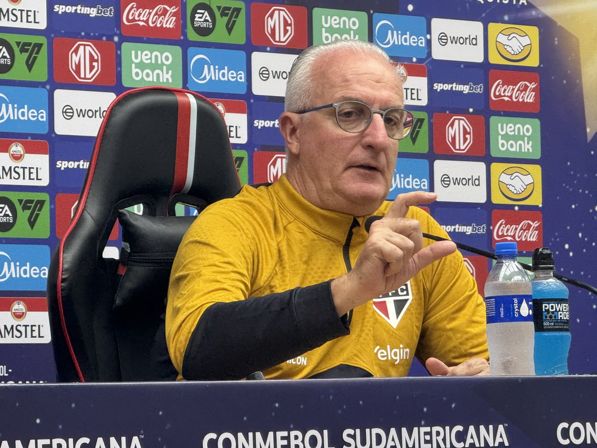 OGabrielSa's tweet photo. 🎙️ Perguntei ao Dorival o porquê da escolha de Dória titular após a falha contra o Fluminense. Ele responde: “Você não pode penalizar o atleta por um erro. Você não pode jogar toda a responsabilidade daquilo que tem acontecido. Houve sim (a falha), aconteceu, mas o jogador tem que naturalmente buscar uma recuperação. Você só vai recuperar dando confiança pra que ele possa atuar dentro das suas melhores condições. Sempre pensei assim em relação aos atletas, futebol é coletivo, você não ganha na individualidade. Opção foi em razão de tudo que nos vimos até então, ouvimos muita gente pra que pudéssemos tomar decisões iniciais, só que aos poucos agora a gente vai tentando moldar dentro daquilo que desejamos e necessitaremos”
