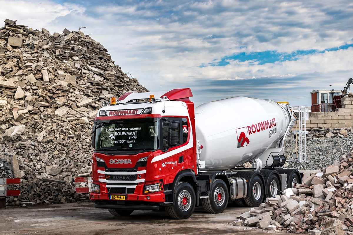 BouwmachineWeb's tweet photo. 150ste Scania voor Rouwmaat Groep

Rouwmaat Groep uit Groenlo heeft onlangs zijn 150ste Scania in gebruik genomen: een Scania G420 B10x4*6 XT wide spread betonmixer met een GVW van 49 ton.
https://t.co/FitPkt4wbu https://t.co/yuHZUWXvrN