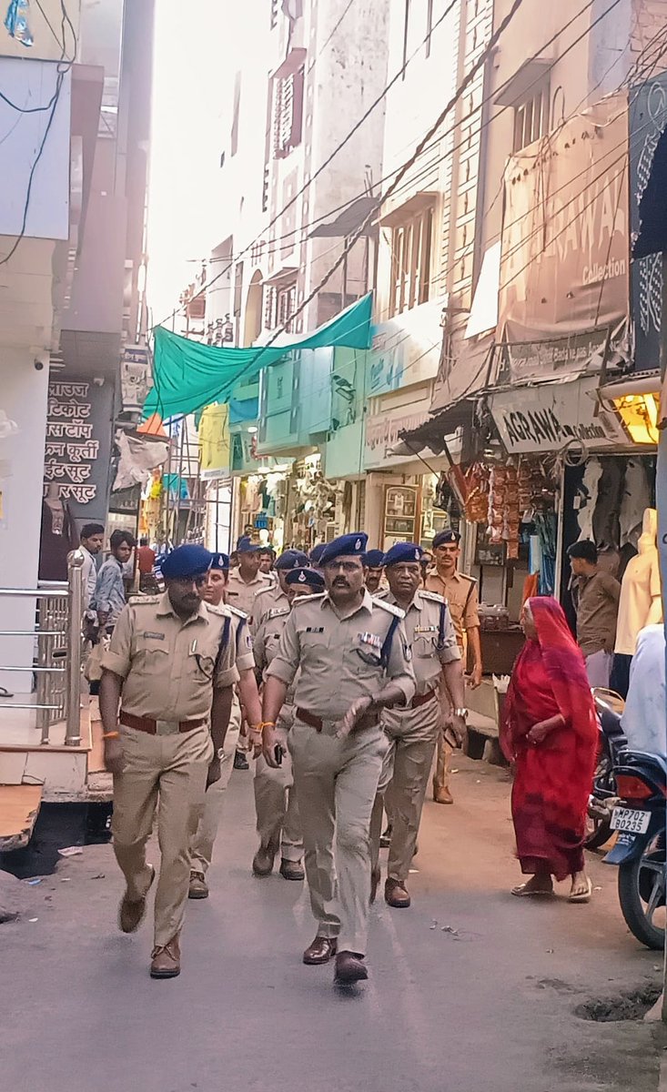 SP_AgarMalwa's tweet photo. 🚔 पुलिस अधीक्षक दिलीप कुमार सोनी द्वारा आगर शहर में पैदल भ्रमण कर कानून व्यवस्था, यातायात एवं सुरक्षा व्यवस्थाओं का निरीक्षण किया गया। आमजन एवं व्यापारियों से संवाद कर व्यवस्थाओं का जायजा लिया गया।

#AgarMalwaPolice #MPPolice #जनसुरक्षा #PolicePatrolling https://t.co/Bqtscqx9zl