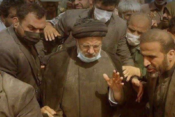 jnm_fdaye_rhbrm's tweet photo. شهید رئیسی، آن‌گونه زیست که خدمت را معنا کرد؛ با دلی بی‌ادعا، قدمی برای مردم و نامی که در سادگی، جاودانه شد.
#شهید_جمهور https://t.co/ELv5Jv9XHk